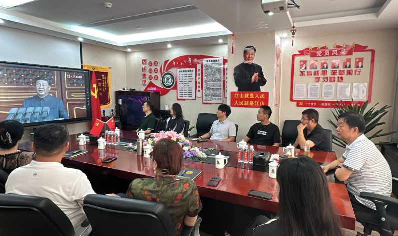 岳氏集團組織觀看抗戰(zhàn)勝利閱兵，愛國情懷激蕩人心